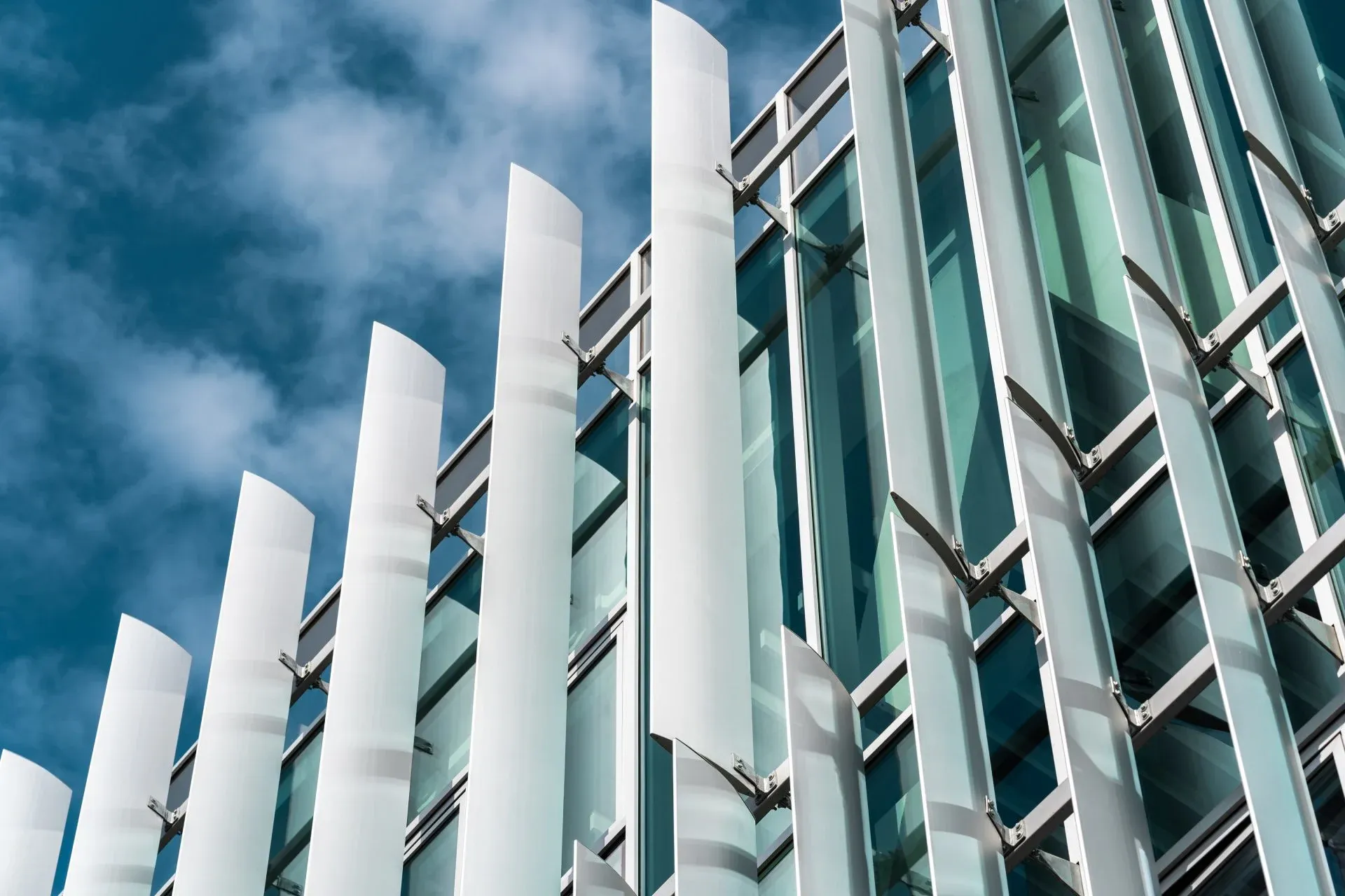 Tampilan fasad gedung dengan frame facade system dari Power Trust