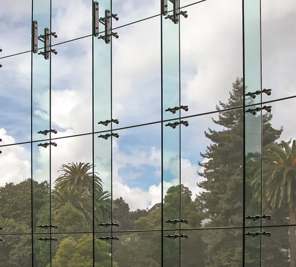 Pemasangan fasad gedung kaca menggunakan sistem spider glass stainless steel premium