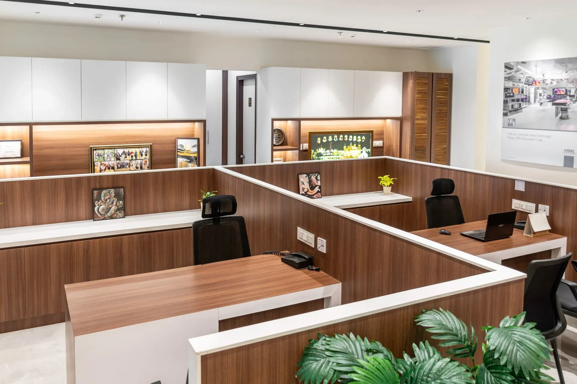 Interior ruang retail dan office modern dengan pencahayaan alami dan tampilan profesional